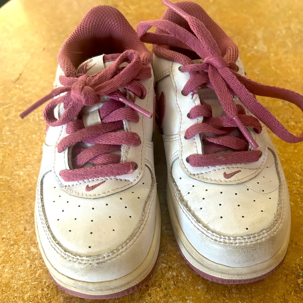 Toddler girls Nike sneakers